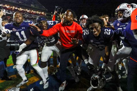 Former Florida Gator National Champion Ike Hilliard Back Coaching In