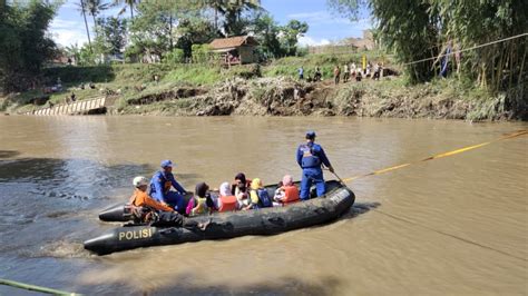 Jembatan Putus Akibat Banjir Bandang Anak Harus Berjuang Ke Sekolah