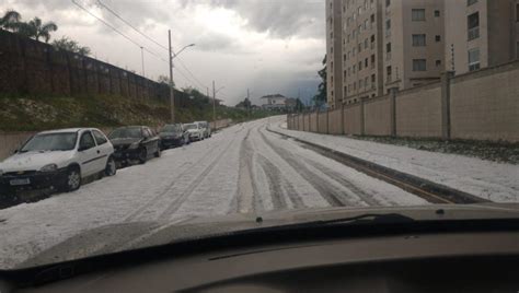 Tempestade de granizo atinge vários bairros de Curitiba nesta terça