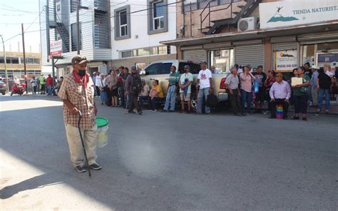 Adultos Mayores Esperan Por Horas Bajo El Sol Para Cobrar Su Pensi N De