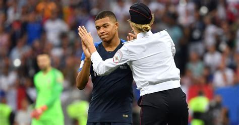 Pourquoi Les Pussy Riot Ont Elles Envahi Le Terrain Pendant La Finale De La Coupe Du Monde