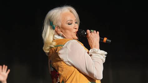 Video Tanya Tucker Makes Grand Ole Opry History By Riding A Horse Onto