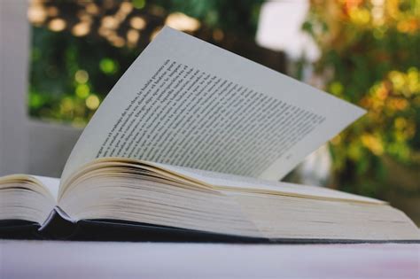 Livro aberto na mesa Foto Grátis