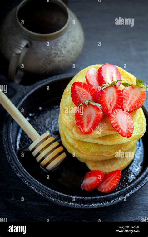 Pila De Panqueques Con Dulce De Fresa Y Miel Harina Sin Gluten