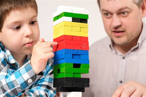 Padre E Hijo Juegan Un Juego De Mesa Juntos Sacan Partes De La Torre Y