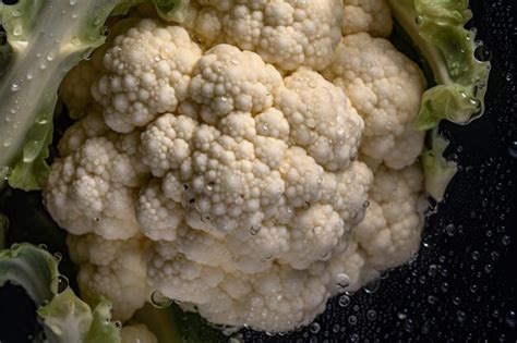 Se Muestra Una Coliflor Con Gotas De Agua Sobre Ella Foto Premium