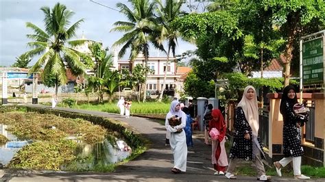 Suasana Lebaran Di Kampung Kemeriahan Malam Takbiran Dan Sholat Idul