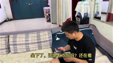 媳妇大晚上藏到桌子下面，故意敲门吓唬小锋，看看小锋啥反应原创搞笑 夫妻日常搞笑 原创视频 Youtube