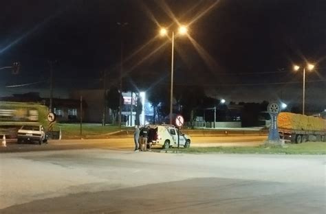 Caminh O Fura Sem Foro Atinge Carro Fam Lia E Deixa Quatro Feridos