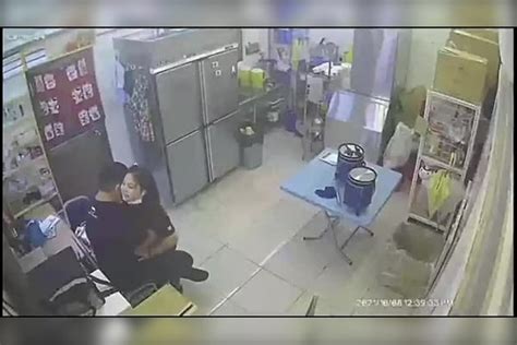 不要在店里谈恋爱， 监控下这一幕， 让老板娘看了也尴尬 监控 店里