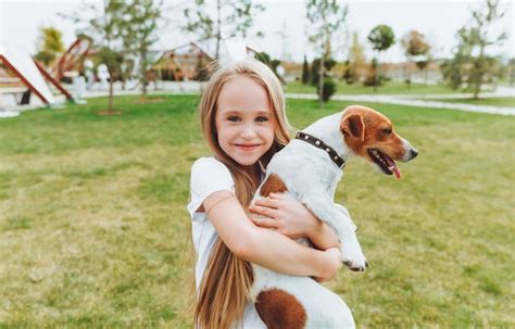 Une Petite Fille Embrasse Et Treint Son Chien Terrier Jack Russell