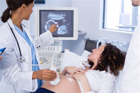 Médico fazendo ultra sonografia para mulher grávida Foto Premium