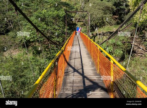 Los Turistas Cruzar Un Puente Colgante De Madera En El Camino Hacia La