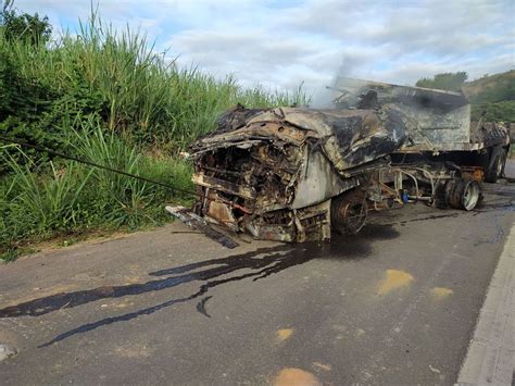 Carreta pega fogo após capotar na BR 259 em Colatina veja vídeo A Gazeta