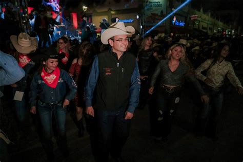 Bailan Cerca De Mil Personas Payaso De Rodeo En Plaza De Armas