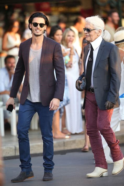 Photo Karl Lagerfeld et Baptiste Giabiconi se promènent à Saint