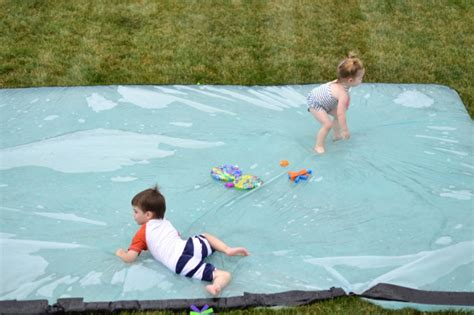 Spielideen Für Kleinkinder Wasserrutsche Im Garten