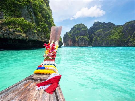 Barco De La Cola Larga En Maya Bay Ko Phi Phi Tailandia Foto De