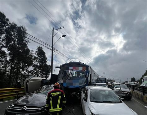 Colisión en la Autopista Rumiñahui involucra a 9 vehículos y deja 3