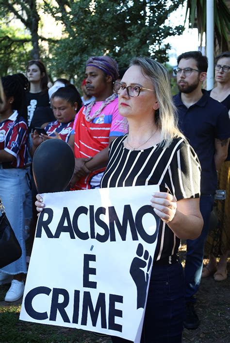 FOTOS e VÍDEO manifestantes promovem ato contra o racismo na Praça