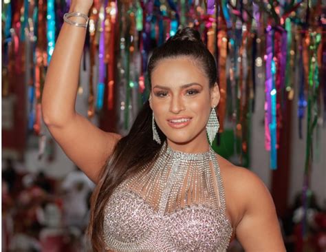 Nathalia Hino arrasa no look para sua estreia na Sapucaí Super Rádio Tupi