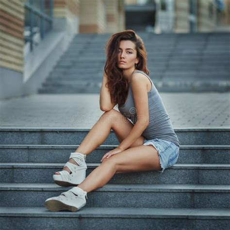 Portrait Extérieur De Mode De Vie De La Jolie Jeune Fille Posant Sur L Escalier Portant Dans Le