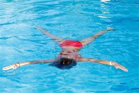 Aprend A Nadar Aprender A Nadar Flotando En El Agua Flotando