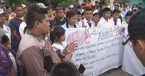 Estudiantes Y Padres De Familia De Colegio En Comarca Ng Be Bugl