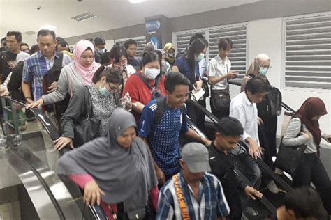 Penumpang Tunggu Kereta Hingga 30 Menit Di Stasiun Duri