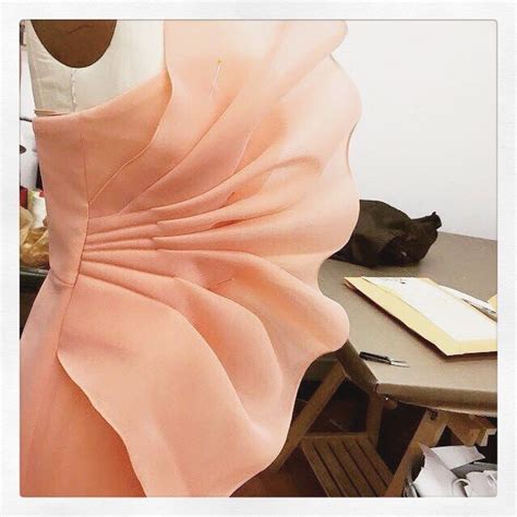 ORGANZA DRAPING DETAIL ผา organza เปนผาทเหมาะแกการจบเดรป เพอเพมความหร