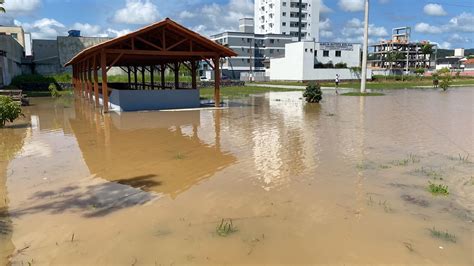 Chuva De Ver O Na Madrugada Causa Alagamentos Em Cambori E Regi O