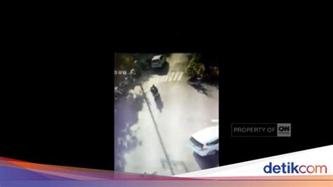 Terekam Cctv Begini Momen Pelaku Ledakkan Bom Gereja Di Surabaya