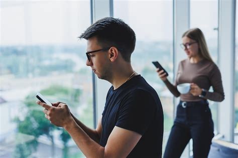 Empresário feliz relaxado um telefone nas mãos um estudante em sua