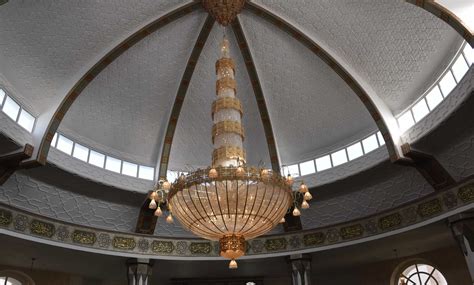 Chandelier Al Rahma Mosque – Andy's World Journeys