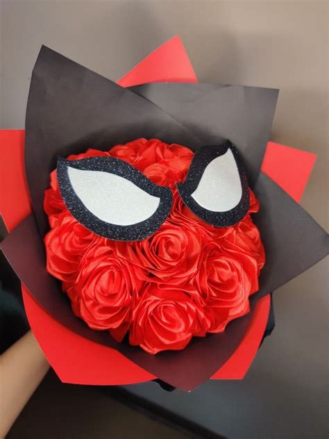 Lindo ramo de 12 rosas eternas con temática de spiderman rosaseternas