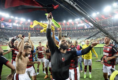 Flamengo prepara festa mosaico bandeira 3D e foguetório para final