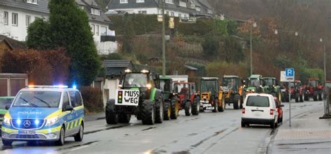 Landwirte Zeigen Flagge In Siegen 850 Traktoren Bei Demo Gegen