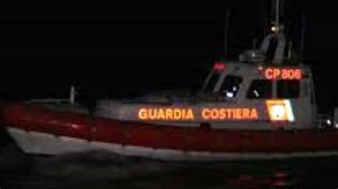 Donna Si Tuffa In Acqua Al Porto Antico Salvata Da Vigili Del Fuoco E