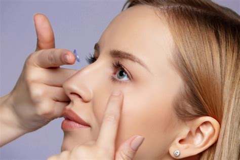 How To Insert And Remove Contact Lenses Safely