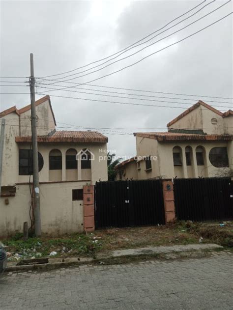 For Sale 1048sqm With A Structure Off Admiralty Road Lekki Phase 1