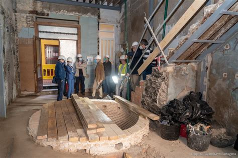 La Alcaldesa Y El Bisnieto De Isaac Peral Visitan Las Obras De La Casa