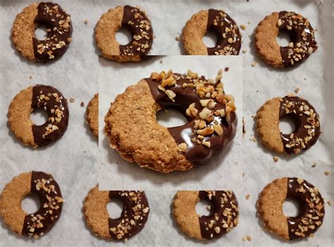 Biscotti Frollini Super Golosi Con Nocciole E Glassa Al Cioccolato