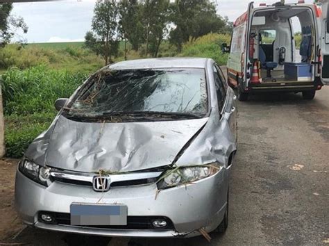 Carro Aquaplana Capota E Mulher Fica Ferida Na Br Em Patos De