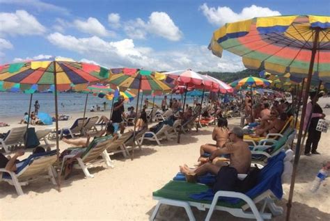 Liegest Hle Und Sonnenschirme Sind Am Strand Von Patong Zur Ck