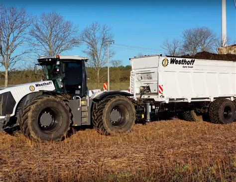 Großtraktor Claas Xerion 5000 mit Tebbe Tandem Streuer im Einsatz