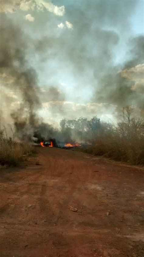 Carro Pega Fogo E Chamas Se Espalham Pela Vegeta O Em Palmas