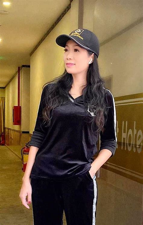 Mê mẩn với vóc dáng của Trịnh Kim Chi trong bộ bikini dù đã U