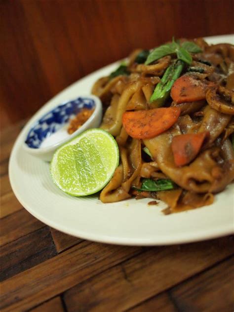 I Love Thai Recipes Stir Fried Wide Rice Noodles With Soy Sauce Pad