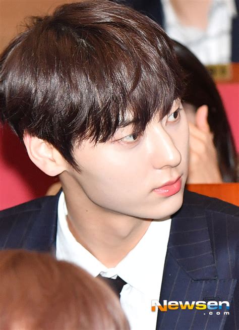 황민현 ‘조각같은 이목구비 포토엔hd 손에 잡히는 뉴스 눈에 보이는 뉴스 뉴스엔