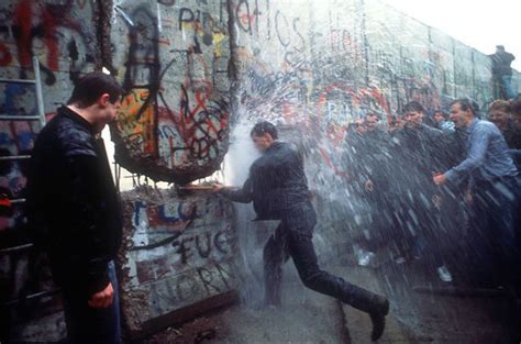 Sunday Documentary: The Iconic Photo of the Fall of the Berlin Wall ...